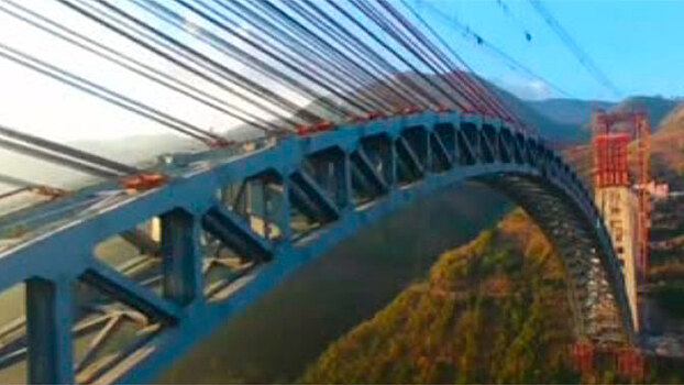 В Китае построили уникальный железнодорожный мост-станцию