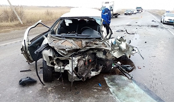 В ДТП под Волгоградом скончался 23-летний водитель, 4 человека пострадали