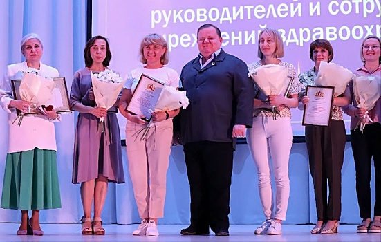 Новая традиция: в Академическом вновь чествовали медработников