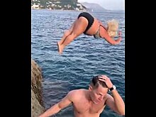 Прыжок туристки попал на видео и рассмешил россиян