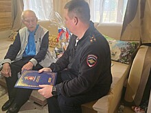 Руководители УВД по ЮЗАО поздравили с наступающим Днем сотрудника органов внутренних дел Валентина Михайловича Юрченко