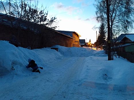 Заваленную снегом дорогу в Бердске расчистили только через три дня