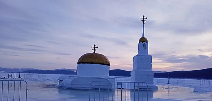 В Челябинской области ледяной храм затонул
