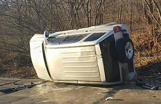 Мощное ДТП во Владивостоке: машина врезалась в дерево и перевернулась