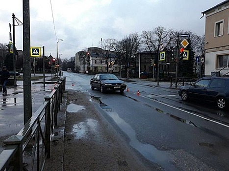 В Черняховске Peugeot сбил девушку, переходившую дорогу на "красный"