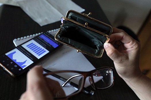 В Чите сотрудница банка спасла пенсионера от мошенников