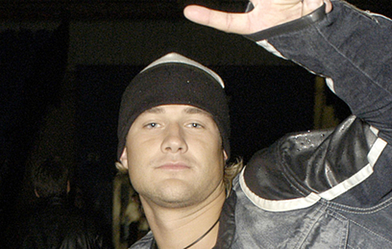 На могиле умершего молодым жениха Ксении Бородиной устроили вакханалию и разрисовали памятник