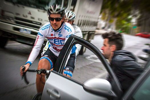 Как правильно открывать автомобильную дверь?