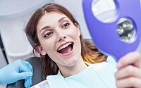 Стоматолог перечислил вредные привычки, разрушающие эмаль зубов