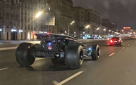 По улицам Москвы проехал автомобиль "Бэтмена"