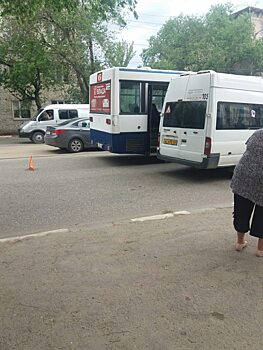 В Энгельсе в дачном автобусе Mercedes-Benz упала пожилая женщина