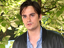 Младший сын Алена Делона требует признать завещание отца недействительным