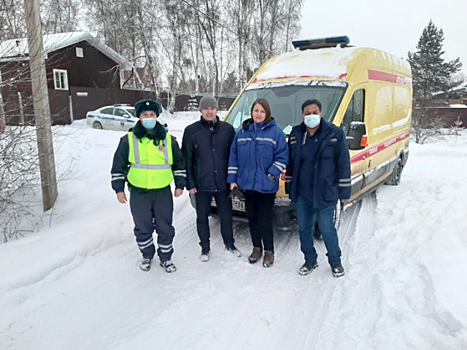Медики вместе с пациентом застряли на снежной дороге в Приангарье