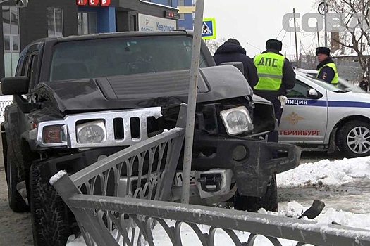 В Екатеринбурге Hummer и Hyundai Getz не поделили дорогу