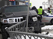 В Екатеринбурге Hummer и Hyundai Getz не поделили дорогу