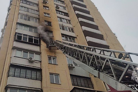 Пожарные Челябинска спасли двух человек с шестого этажа горящей многоэтажки