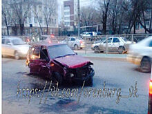На Терешковой ВАЗ влетел в ограждение и перевернулся на дороге