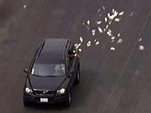 «Паршивая овца»: чиновник вышвырнул из машины 300 тысяч