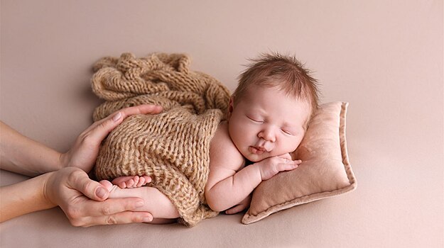 Более 100 сертификатов на бесплатные фотосессии выдали ямальцам при выписке из роддома