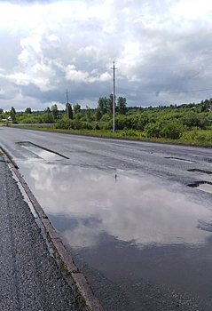 Жители Березовского пожаловались на большую лужу на дороге