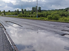 Жители Березовского пожаловались на большую лужу на дороге