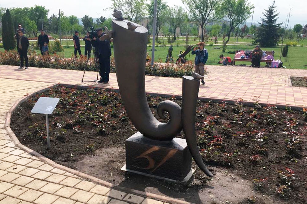 «Российская газета» открыла памятник букве «Ы» в Бишкеке