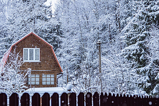 Юрист предупредила дачников о штрафе за перекидывание снега на общие дороги