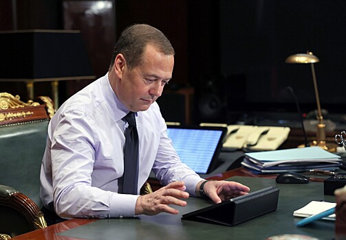 Медведев похвалил Шольца за спад экономики ФРГ