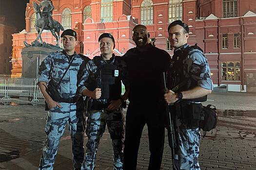 Джон Джонс сфотографировался с сотрудниками ОМОНа в России