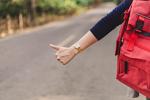 Водитель вызвался довезти попутчицу и обокрал её