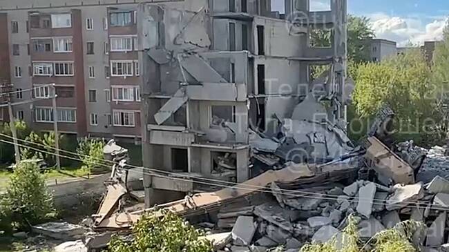 В России экскаватор рухнул с четвертого этажа дома и попал на видео