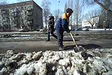 Московские коммунальщики помогают снегу быстрее сойти в городе