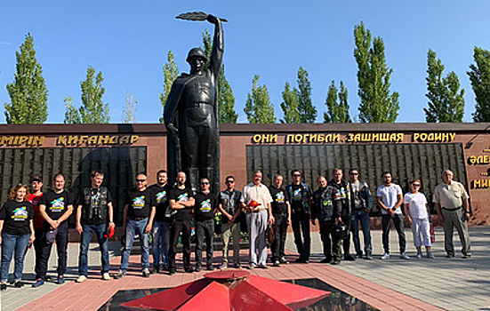 Уральские байкеры из "Черных Ножей" возложили цветы в Парке Победы в Костанае