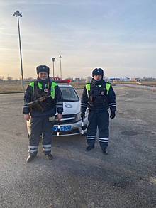В Якутии инспекторы ДПС помогли гражданам, чей автомобиль сломался на трассе в 50-градусный мороз