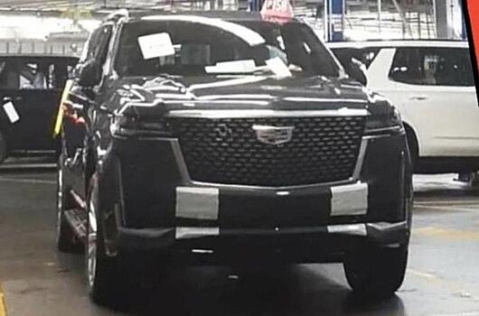 Появились дебютные фото интерьера нового паркетника Cadillac Escalade