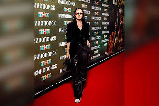 Певица Алсу посетила кинопремьеру в бархатном жилете и кожаных брюках