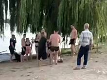 Пьяные россиянки избили спасателя на пляже и попали на видео