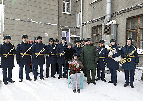 Военнослужащие ЦВО устроили персональный мини-концерт для ветерана ВОВ в Новосибирске