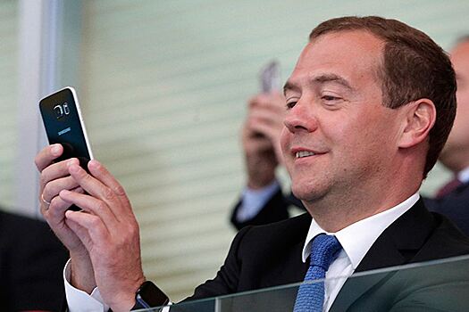 Медведев купил себе новый телефон