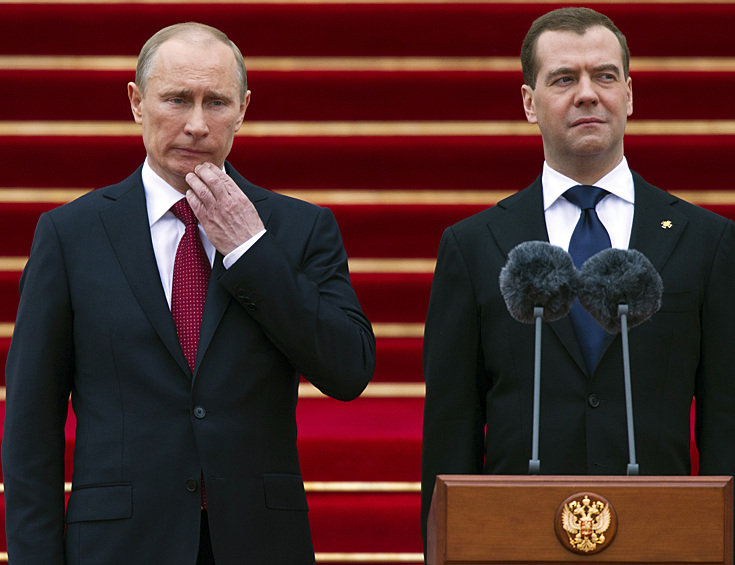 Дмитрий Медведев и Владимир Путин на церемонии инаугурации, 7 мая 2012 года