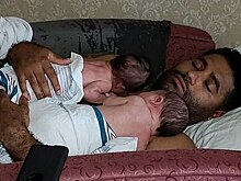 Отец забыл годовалых близнецов в машине на жаре и нашел их мертвыми