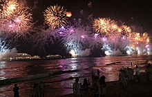 Рио-де-Жанейро встретил Новый год фейерверком на Копакабане
