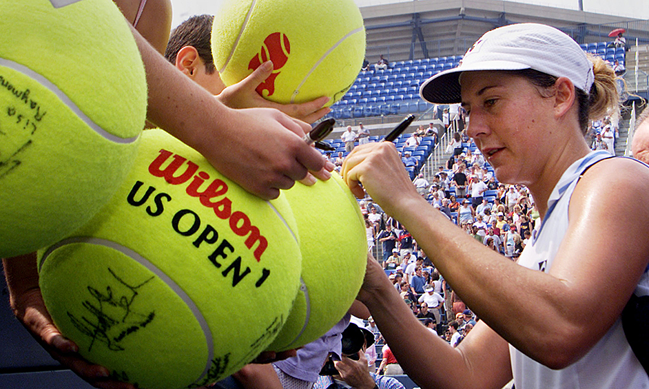  В конце концов, выход был найден: Моника стала работать с психотерапевтом, встречалась со знаменитым боксёром Мухаммедом Али, а также занималась теннисом с детьми-инвалидами. «В какой-то момент я сумела взглянуть на свои проблемы со стороны и перестала себя жалеть», — вспоминала Селеш.  После двух лет борьбы с последствиями нападения Селеш вернулась в большой спорт. 