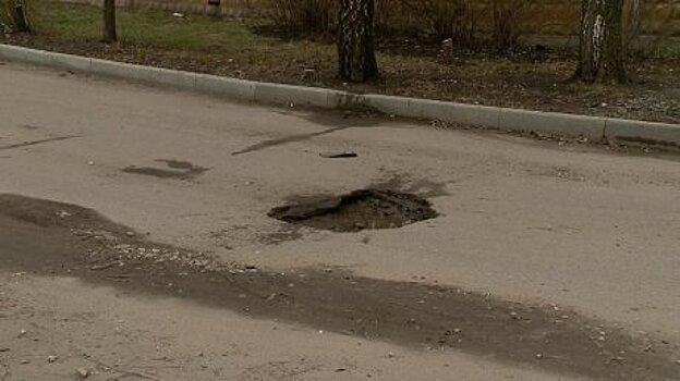 Глубокая яма на улице 8 Марта приносит неудобства автолюбителям