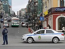 Владивостокцы удивились изобретательности водителя, припарковавшегося в центре города