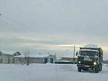          В Кирове круглосуточно грузовики свозят грязный снег к реке Черушка       
