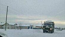          В Кирове круглосуточно грузовики свозят грязный снег к реке Черушка       