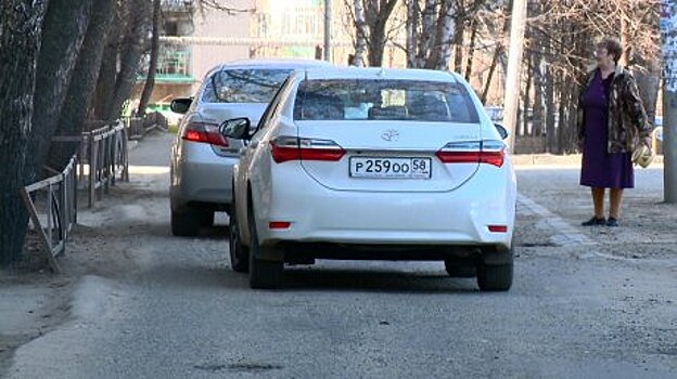 Жители Экспериментальной, 6, пытаются защитить двор от автомобилей