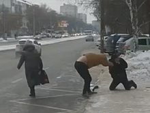 В Челябинске пассажиры не поделили место в маршрутке и подрались на остановке