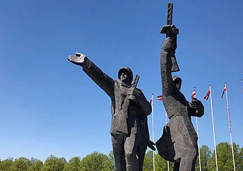 Россия направила ноту Латвии из-за осквернения мемориала